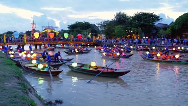 ホイアンの時間経過ベトナム中央海岸古代の町 安全性の観光地元のカヌーライダーと一緒に竹のボート旅行を取るベスト 背景に流れる水と緑の木と橋 — ストック動画