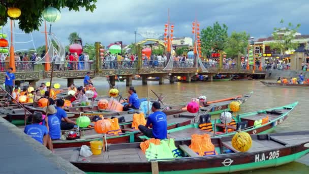 Primer Plano Los Jinetes Locales Bambú Masculino Femenino Sentados Barco — Vídeo de stock