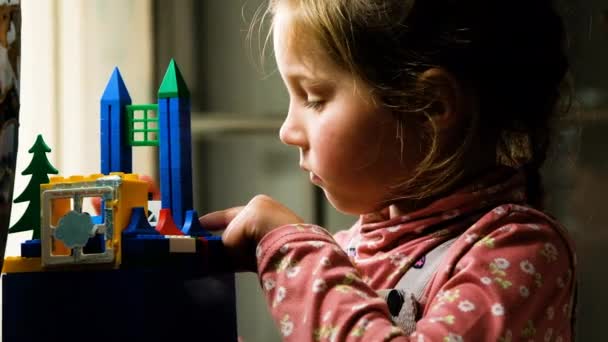 Blanc Tout Petit Fille Jouer Avec Lego Coloré Profil Gros — Video