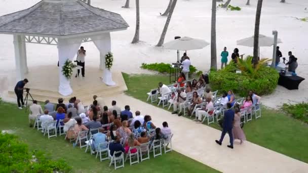 Mãe Noiva Desce Corredor Casamento Com Convidados Casamento Resort Tropical — Vídeo de Stock