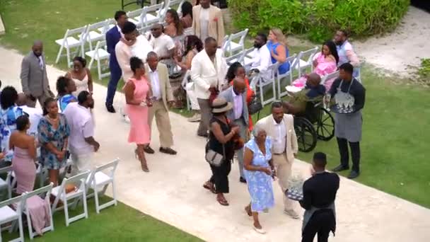 結婚式のお客様は結婚式後シャンパントーストをお楽しみください 屋外式だ アフリカ系アメリカ人の家族や友人 — ストック動画