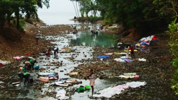 Santo Tomé Gente Lavando Secando Ropa Río Método Tradicional Lavar — Vídeos de Stock