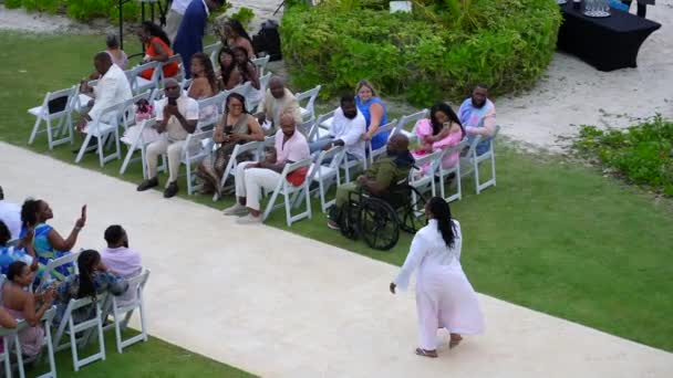 Vrouwelijke Pastoor Officiant Loopt Door Gangpad Outdoor Bruiloft Tropische Resort — Stockvideo