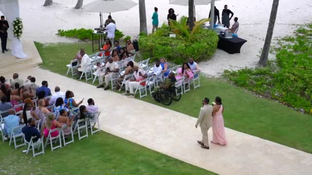 Sağdıç Nedime Açık Hava Tropikal Düğününde Koridorda Yürürler Afrikalı Amerikan — Stok video