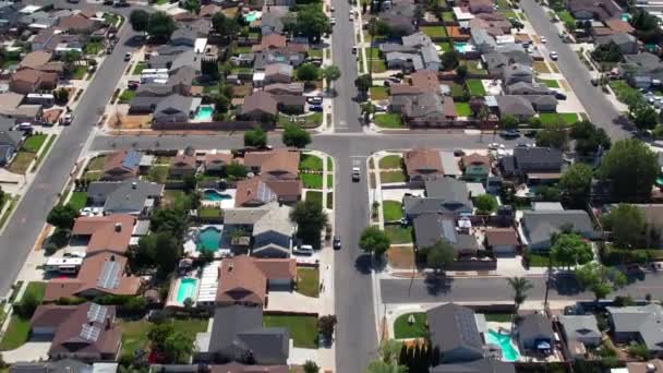 裏庭のプール付きの典型的な郊外の近所 サンタクラリタコミュニティの空飛ぶ — ストック動画