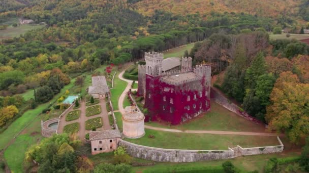 Hermoso Castillo Celsa Toscana Con Vides Color Rojo Creciendo Pared — Vídeos de Stock