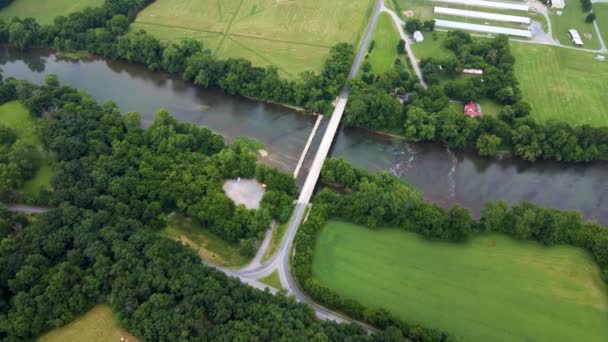 Een Luchtfoto Van Een Brug Samen Met Zijn Prachtige Landschappelijke — Stockvideo