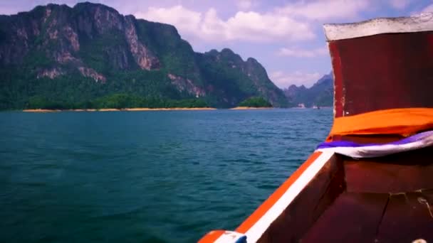 자연적 매력을 아름다운 호수에서 흘러내리고 동영상은 배에서 촬영되었습니다 — 비디오