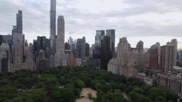 Légi Felvétel Heckscher Mezőkre Central Parkban Nyc Fordított Drónlövés — Stock videók
