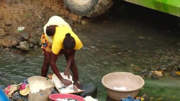 Afrikaanse Mensen Wassen Hun Kleren Een Rivier Tom — Stockvideo