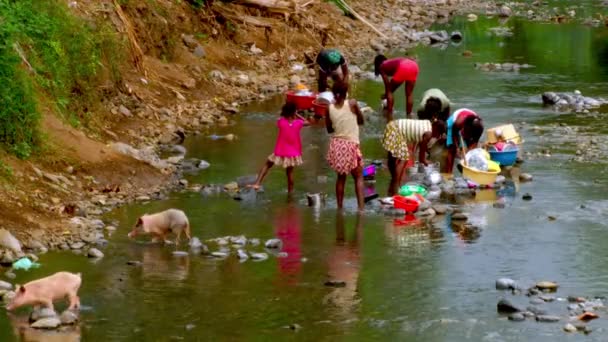Afrikanische Menschen Waschen Ihre Kleidung Einem Fluss Tom — Stockvideo