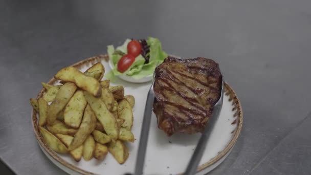 Chef Sirve Comida Bistec Con Cuñas Papa Plato — Vídeos de Stock