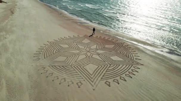 Aerial Sand Art Beach Curonian Spit Person Walking Colpo Parallasse — Video Stock