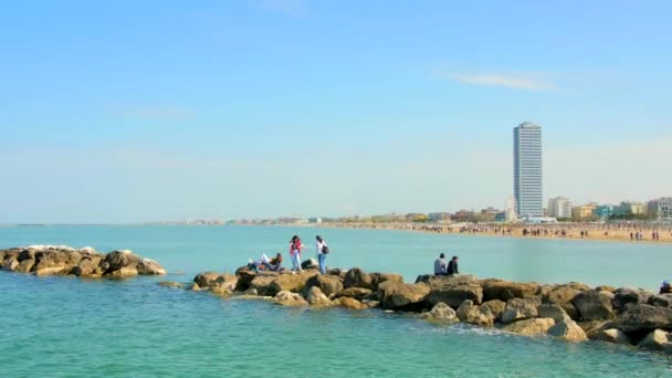 Turistas Disfrutando Una Excursión Diurna Por Camino Rocoso Junto Mar — Vídeos de Stock