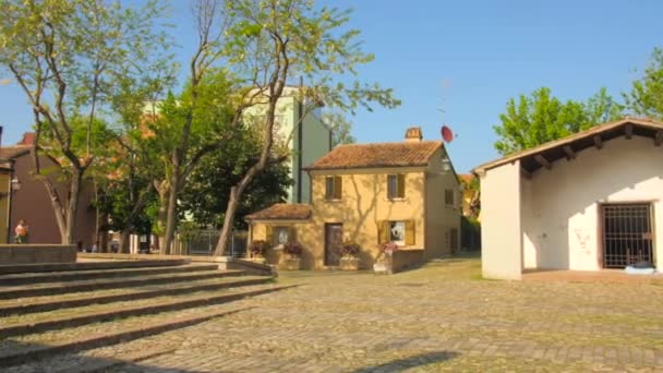 Hermosas Casas Tradicionales Italianas Histórica Aldea Cesenatico Italia Panning Shot — Vídeos de Stock