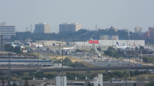 Samolot Lufthansy Ląduje Autostradą Osieroconym Rosyjskim Samolotem Toronto — Wideo stockowe