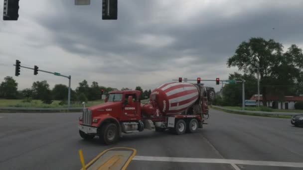 乘坐Pov型红色水泥卡车在芝加哥伊利诺伊州 街道和公路上旅行 — 图库视频影像