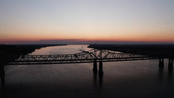 日没時にミシシッピ川のナチェズ ビデリア橋の空中撮影を終えました — ストック動画