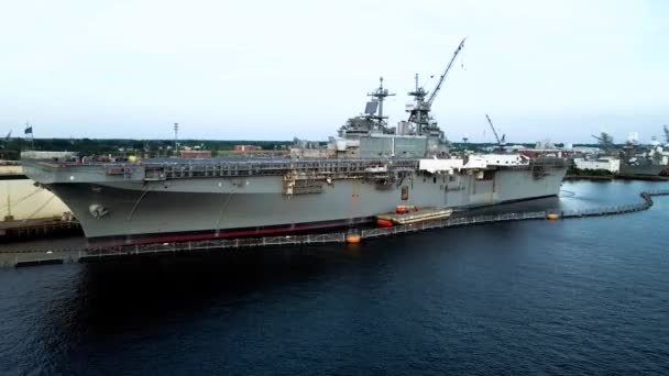 航母停靠在弗吉尼亚诺福克的Nassco通用动力船厂的空中视图 — 图库视频影像