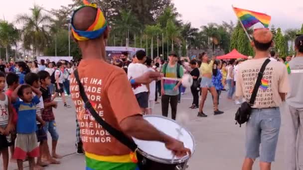 Νεαρά Παιδιά Από Τιμόρ Παρακολουθούν Ντράμερ Και Μπάντα Στην Πορεία — Αρχείο Βίντεο