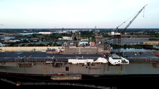 Vista Aérea Del Portaaviones Atracado General Dynamics Nassco Shipyard Pedestal — Vídeo de stock