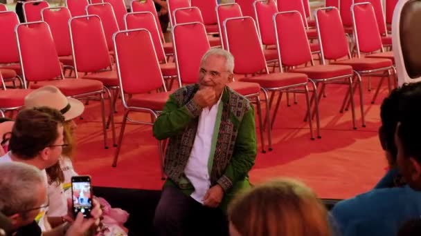티모르 대통령 라모스 오르타는 모르의 딜리에 2022 대통령 경내에서 사람들 — 비디오