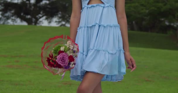 Ανερχόμενη Αποκάλυψη Μιας Νεαρής Γυναίκας Που Κρατάει Και Στριφογυρίζει Λουλούδια — Αρχείο Βίντεο