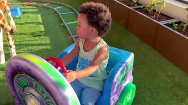 Słodkie Egzotyczne Dwuletnie Afro Europejskie Dziecko Jazda Zabawka Pociąg Wewnątrz — Wideo stockowe