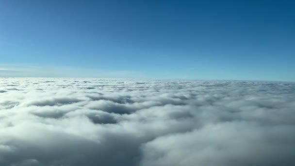 Μοναδική Εναέρια Άποψη Πάνω Από Μια Κουβέρτα Από Σύννεφα Κατά — Αρχείο Βίντεο