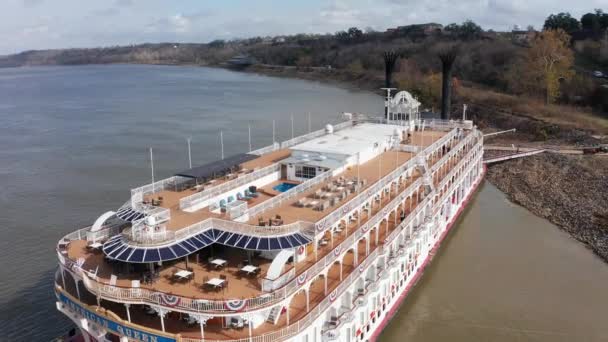 Närbild Antenn Skott Panorering Runt Floden Kryssningsfartyg American Queen Dockade — Stockvideo