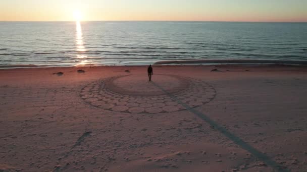 Aerial Sand Art Beach Curonian Spit Silhouette Person Standing Middle — Αρχείο Βίντεο