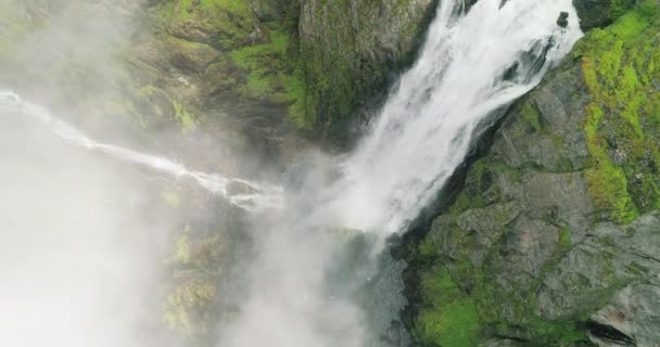 劇的なVringsfossen滝は岩だらけの霧の峡谷を飛び降りる — ストック動画