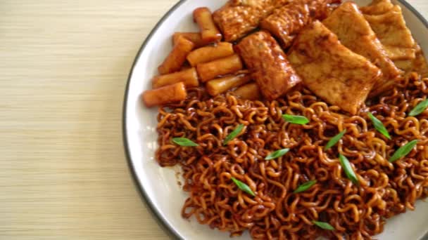 Jajangmyeon Jjajangmyeon Odeng Omuk Korean Instant Noodles Korean Fish Cake — Vídeo de stock