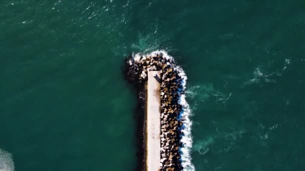 Pier Mit Stahlbetondolosse Auf Der Einen Seite Walker Bay Hermanus — Stockvideo