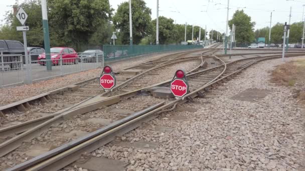 メンテナンス作業が行われている間 ノッティンガムの路面電車の運転者に警告する赤いストップマーカーボード — ストック動画