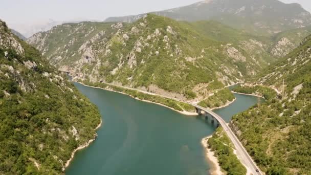 从空中俯瞰内雷特瓦河的部分地区 在波士尼亚的一条支流上有一座桥 山脚下有一条路 — 图库视频影像