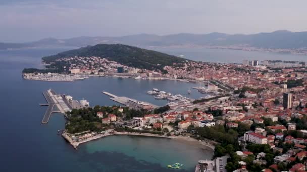 Weite Drohnensicht Über Die Stadt Split Mit Den Zwei Großen — Stockvideo