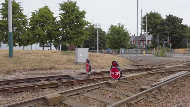 Rote Haltestellenschilder Den Straßenbahnlinien Nottingham Warnen Straßenbahnfahrer Während Wartungsarbeiten Vorbeizufahren — Stockvideo