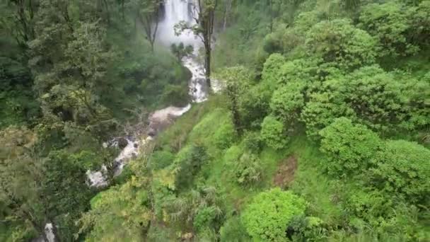 タンザニアのマテルニ滝で離陸 — ストック動画