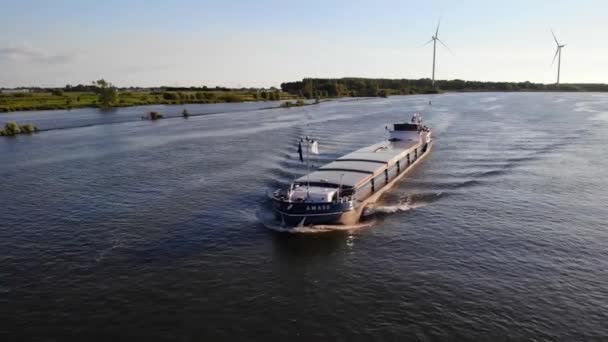 Amare Kesimlerdeki Motorlu Kargo Gemisinin Arka Plandaki Durgun Rüzgar Türbinlerine — Stok video