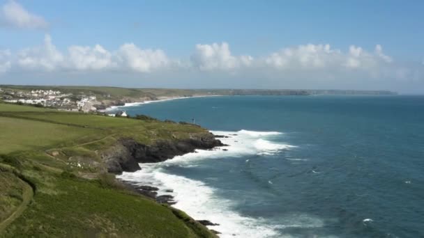 Panorama Aéreo Praia Porthleven Com Ondas Espumosas Falésias Mar Verde — Vídeo de Stock