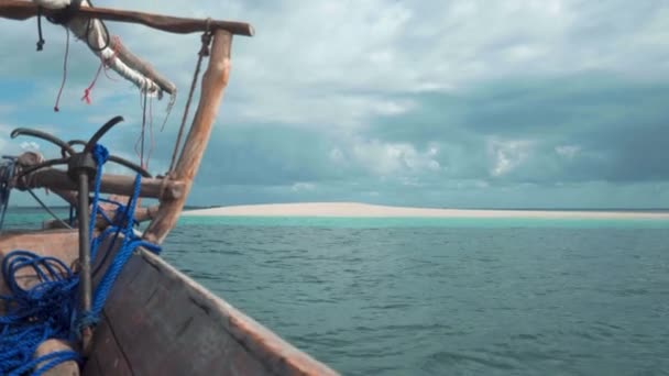 Veleiro Está Acenando Mar Praia Ilha Areia Visível Fundo Água — Vídeo de Stock