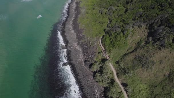 Waves Crashing Rocky Foreshore Burleigh Hill Cars Traveling Ocean View — Stock Video