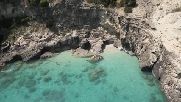 Rocky Shore Omgiven Havsklippor Xigia Sulfur Beach Zakynthos Island Grekland — Stockvideo