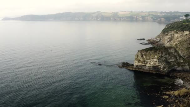 Misty Seascape Rugged Cliffs Carlyon Bay South Coast Cornwall Engeland — Stockvideo