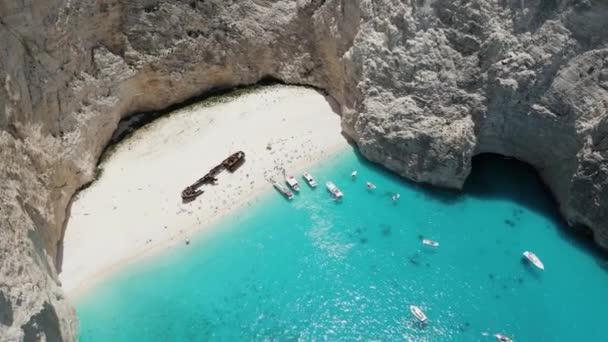 Turyści Plaży Navagio Pozostałościami Wraku Statku Panagiotis Grecji Pochylenie Dół — Wideo stockowe