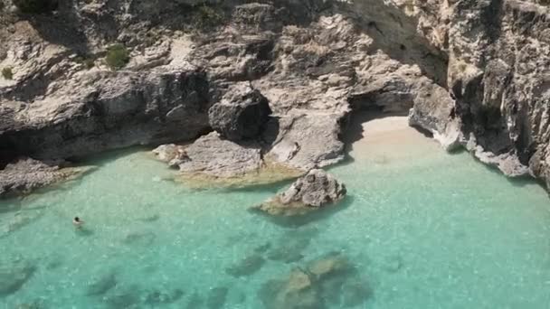 希腊Zakynthos岛Xigia海滩有名的硫磺温泉疗养水游客 空中后撤射击 — 图库视频影像