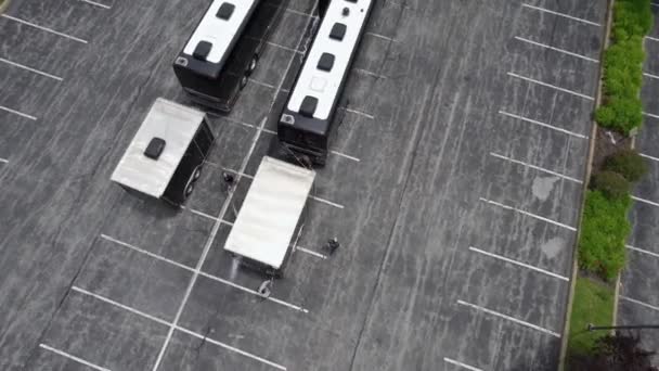 Luchtfoto Rond Werknemers Schoonmaken Wassen Van Een Tourbus Een Live — Stockvideo