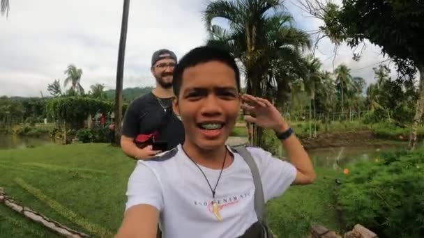 필리핀 레이테에 카리다드 농장의 전망을 즐기는 매혹적 블로거 가친구들 비디오를 — 비디오