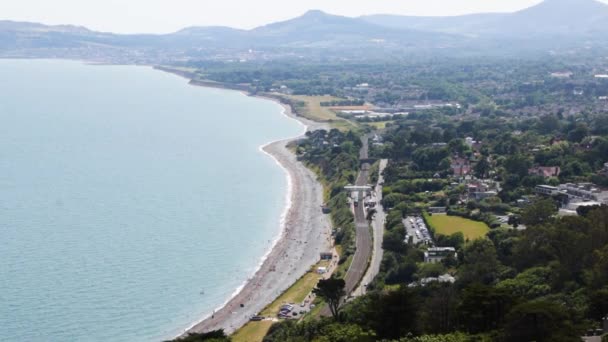 Killiney Beach Con Mucha Gente Día Soleado Con Una Estación — Vídeos de Stock